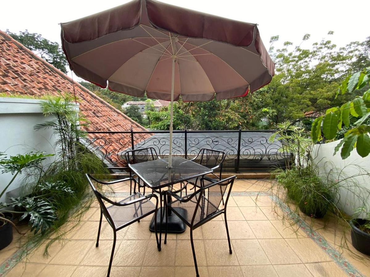 La Nostalgie Boutique Guest House Bandung Exterior photo